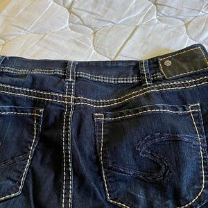 Women’s silver jeans capris size 34, never worn